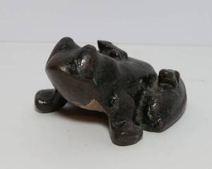 lot 156 image: Vintage Heavy Cast Iron Frog Figurine