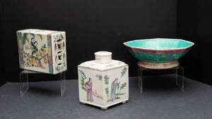 lot 183 image: Set of 3 AntiqueVintage Asian Glassware Pieces