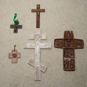 lot 215 image: Set of 5 Crosses  Mixed Styles & Materials