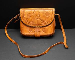 lot 231 image: San Antonio, Texas Leather Crossbody Purse