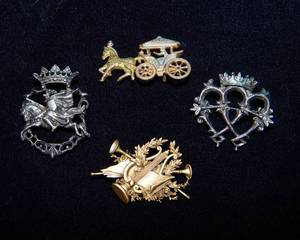 lot 186 image: Set of Four Brooches