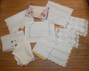 lot 281 image: Vintage Linens Collection  Table Runners, Placemats & Table Coverings