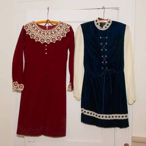 lot 289 image: Two Vintage Velvet Dresses  Pare Jrs Petite & Bobbie Brooks (XSSmall)