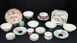 lot 314 image: Variety of Vintage Asian Glassware