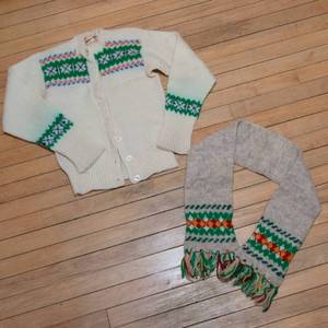 lot 338 image: Childrens Wool Sweater and Scarf Set  Approx. Size 2T3T