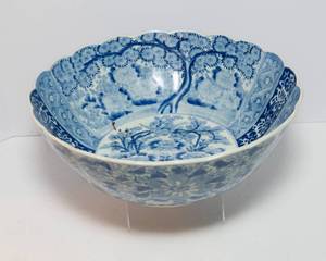 lot 368 image: Large Vintage Japanese Blue and White Bowl  13 Diameter