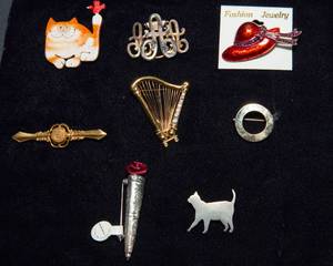 lot 379 image: Set of 8 Assorted Vintage Brooches