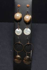 lot 292 image: Variety of Gold-Tone Earrings