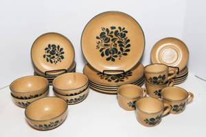 lot 390 image: Pfaltzgraff Yorktown Dinnerware  Place Setting for Five