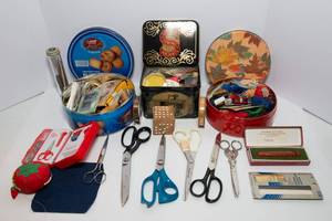 lot 423 image: Sewing Supplies