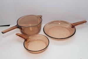 lot 469 image: Amber Vision Corning Glass Cookware Set  3 Pieces