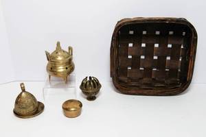 lot 108 image: Set of Four Vintage Brass Items