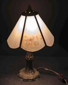 lot 223 image: Small Vintage Tiffany-Style Lamp with Iridescent Glass Shade  11 Tall
