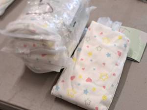 lot 34 image: Lot of (5) Houseware Homes Hollow & Solid Stars with Red Hearts pattern Baby Crib Sheets