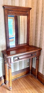 lot 35 image: Beautiful Mahogany Entry Wall Table & Mirror