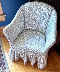 lot 98 image: Cute Accent Upholstered Arm Chair