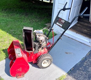 lot 83 image: Snapper 522 Snowblower