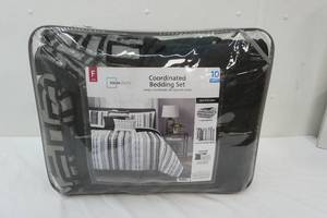 lot 8 image: Comforter, Throw Pillows, and Shams
