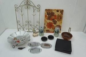 lot 19 image: Decor & Collectibles Lot