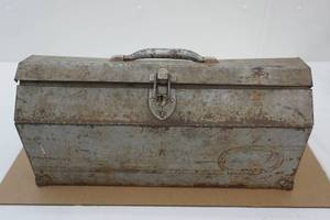 lot 24 image: VintageAntique Metal Toolbox