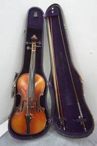 lot 48 image: Vintage 1940s Strad Model Full Size Violin and Case with Bows