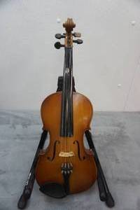 lot 52 image: Vintage 1940s Strad Model Full Size Violin and Case with Bow