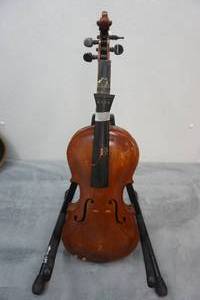 lot 51 image: Vintage Early 1900s Stainer Model whdw. Violin, case, and bow.