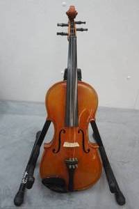 lot 59 image: Vintage 1930s Strad Model Full Size Violin and Case with Bow