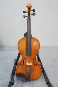 lot 60 image: Vintage 1960s Student Model Full Size Violin and Case with Bow