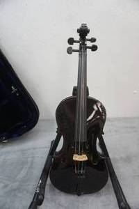 lot 67 image: 1960s Student Model Full Size Black Violin with Case & Bow