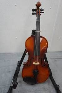 lot 68 image: 1980s Student Model 34 Size Rothenburg Violin with Vintage Case and Bow