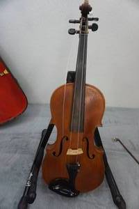 lot 70 image: Vintage Full Size Violin and Case with Bow