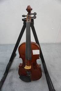 lot 80 image: 18 Size Violin in 14 Case and bows