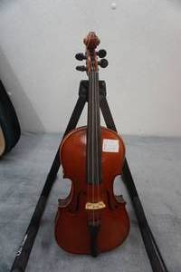 lot 81 image: 12 Size Violin with Case and bows