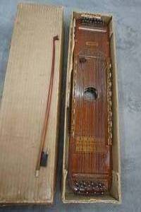 lot 92 image: Vintage 1880s Ukelin wbox