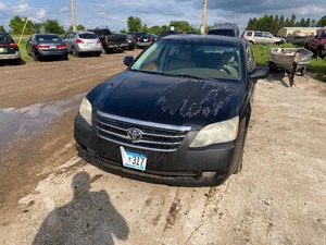 lot 11 image: 2005 Toyota Avalon