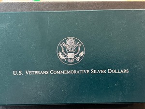 lot 38 image: 1994 Veterans Commemorative Silver Dollar Set