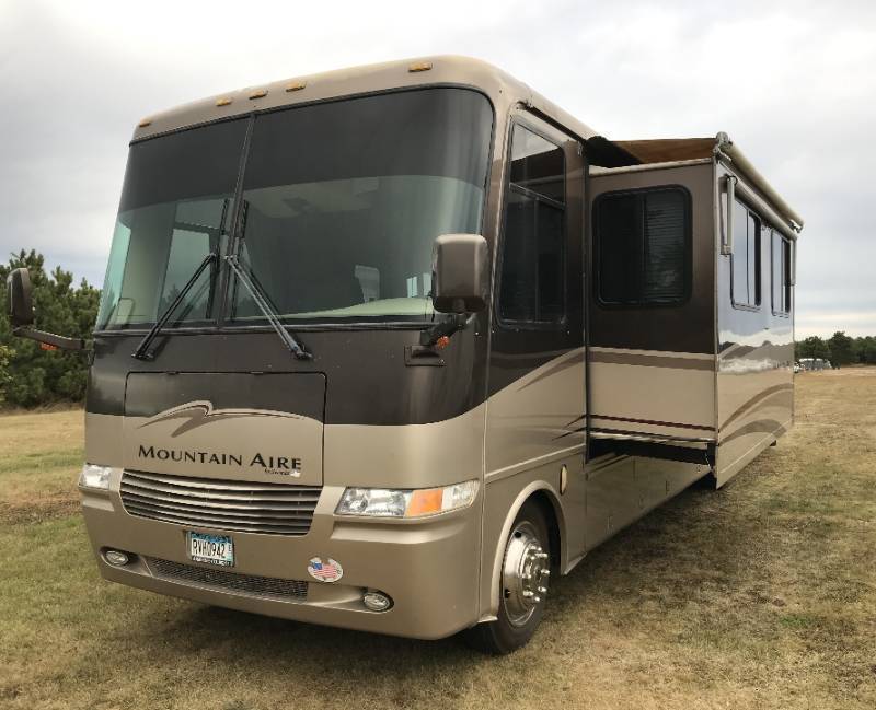 lot 1 image: 2004 Workhorse Mountain Aire By Newmar 36.5 RV