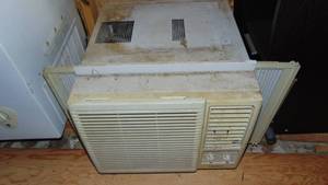 lot 303 image: Goldstar Window Air Conditioner
