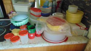 lot 400 image: Selection of Newer and Vintage Tupperware