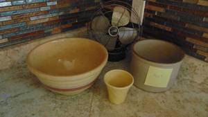 lot 407 image: Vintage Crock, Pot, Fan and Watt Bowl (asis)