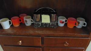 lot 411 image: Vintage Drink Glasses with Carrier and Misc Fireking Mugs