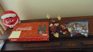 lot 415 image: Coke Lights, M&M Container and California Resines Figures