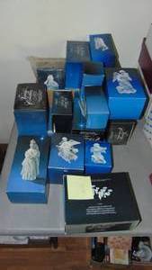 lot 428 image: Large Set of Avon Navity Scene Figures in Boxes