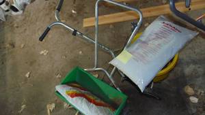 lot 26 image: 2- Lawn Spreders and 2 Bags of Weed and Feed