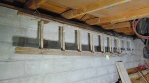 lot 39 image: Long Wood Extension Ladder