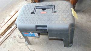 lot 479 image: Rubbermaid Step Stool
