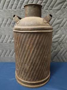lot 4 image: VINTAGE 10 GAL OIL CAN