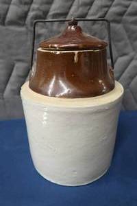 lot 9 image: UNMARKED ANTIQUE CROCK
