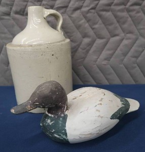 lot 23 image: VINTAGE UNMARKED JUG  HAND CARVED DECOY